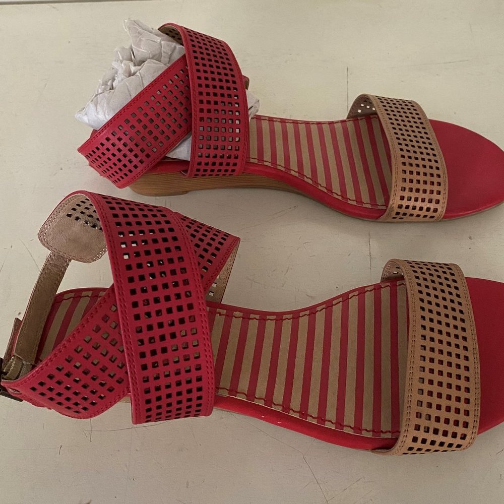 Splendid Lasercut Low Wedge Sandals Size 10M; red and beige leather; NWOT